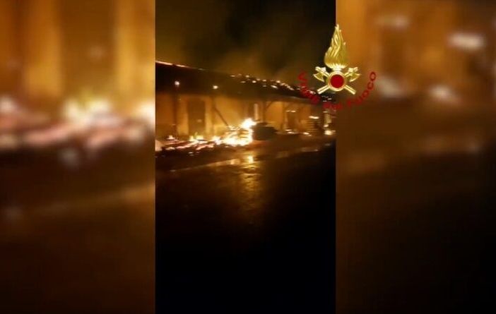 Pavia, rogo ex scalo merci: cantiere sotto sorveglianza costante