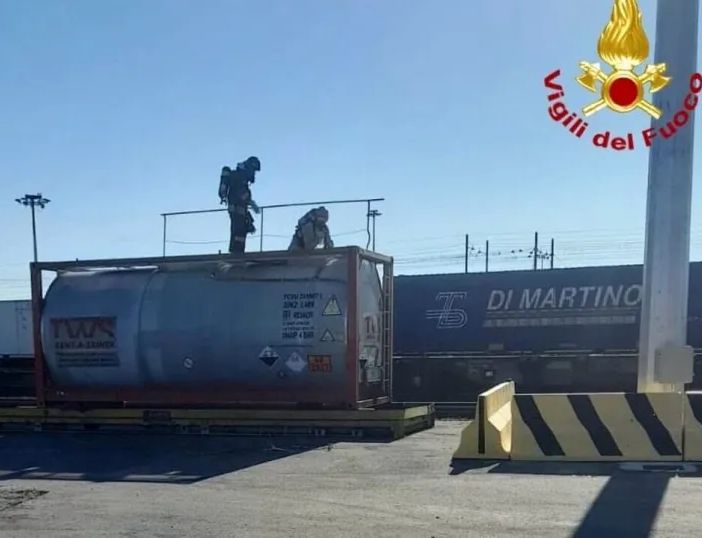 Segrate: perdita cloruro da cisterna ferroviaria, 4 operai sotto osservazione