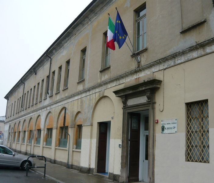 Vigevano: scagliano il manico di un ombrello all'interno di un'aula della media Bussi. La Polizia locale segnala tre giovani al tribunale per i minorenni