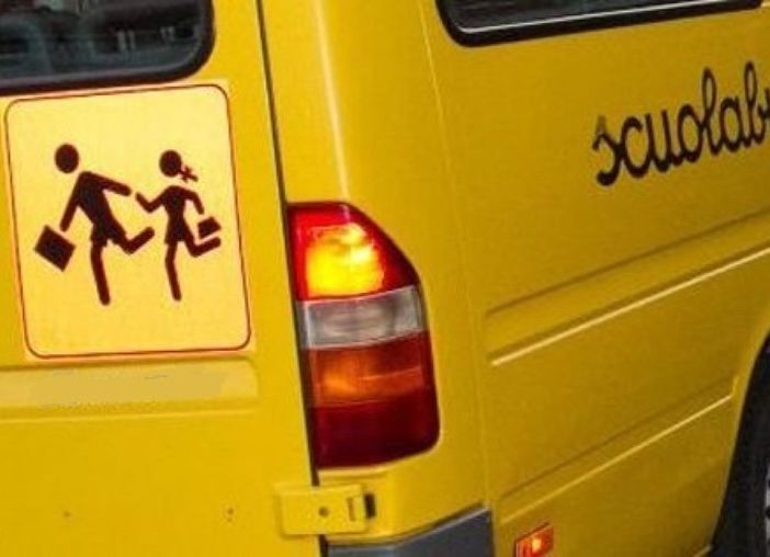 Cura Carpignano: dimentica un'alunna sullo scuolabus e va a pranzo, autista aggredito dal padre della bimba