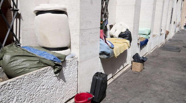 Milano, 23enne senzatetto partorisce ma rinuncia al figlio: ‘Non possiamo mantenerlo&quot;