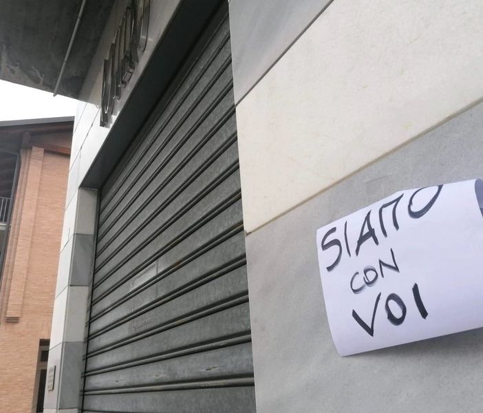 &quot;Siamo con voi&quot; recita il messaggio comparso stamane sulle serrande della Gioielleria Roggero