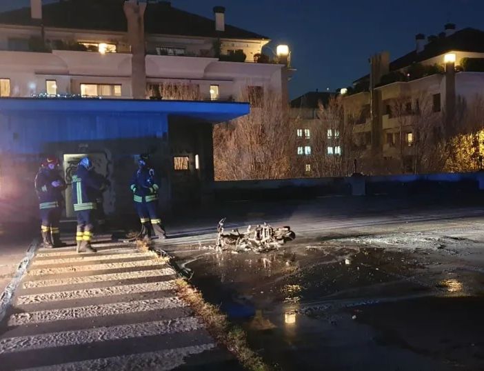 Vandali al parcheggio multipiano di Magenta: incendiato un motorino