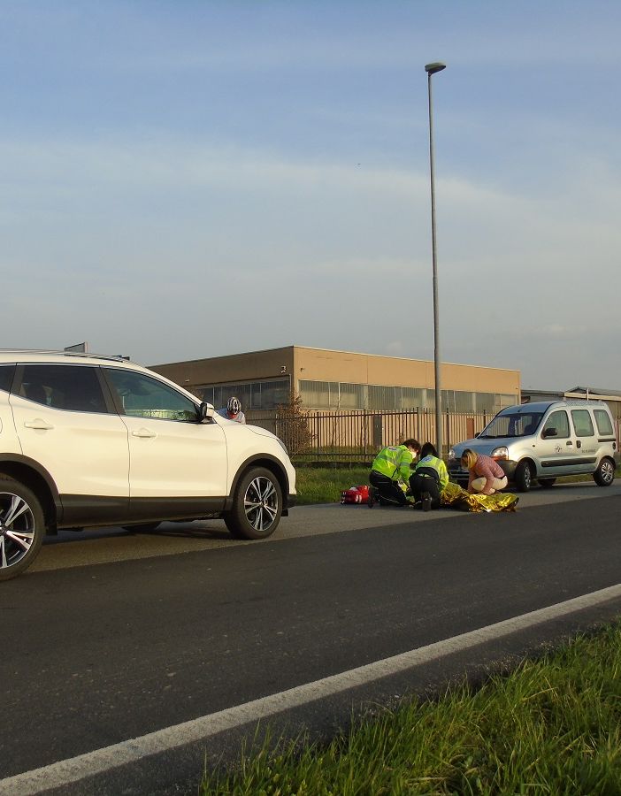 Robecco sul Naviglio: ragazzo in bicicletta da corsa urtato da un’auto sulla SS526, codice giallo al Fornaroli