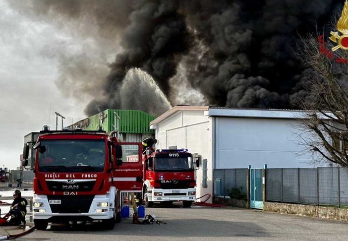 Incendio Novara, ARPA non evidenzia (per ora) situazioni di pericolo o inquinamento