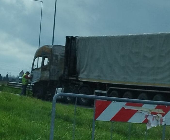 Santo Stefano Ticino: camion in fiamme all’altezza della Citterio, strada chiusa