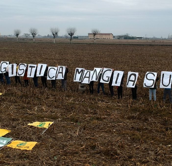 ‘Troppi centri logistici’: flash mob di Legambiente Lombardia