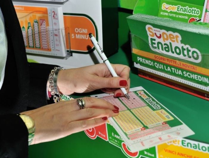 SuperEnalotto da record: vinti 371 milioni. E ci sono 7 neomilionari anche in Lombardia