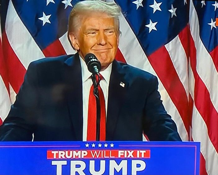 Trump sul palco di Palm Beach per il primo discorso da presidente