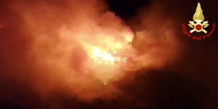 Lotta contro il fuoco anche in Toscana, evacuate 500 persone