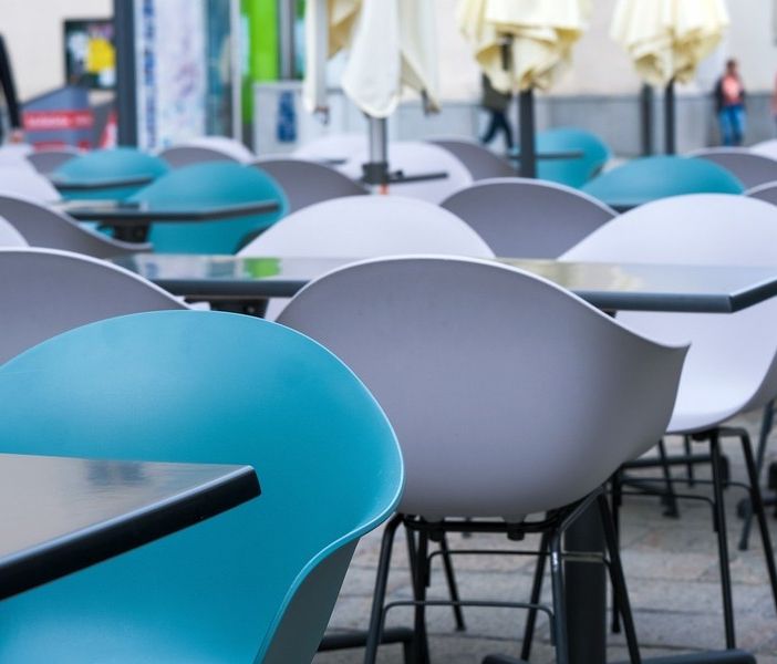 Svizzera in retromarcia: niente riapertura di bar e ristoranti né pubblico agli eventi sportivi o culturali per un mese