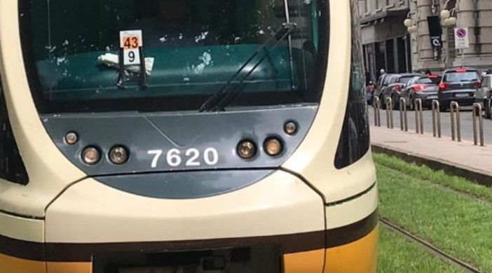 Rapina un centro affitti e scappa in tram. Arrestato a Milano