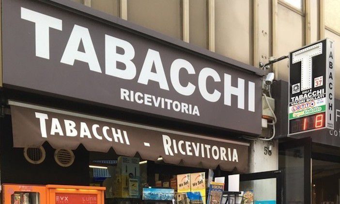 La vittoria dei tabaccai: «Niente obbligo di controllo green pass ma solo verifiche a campione»