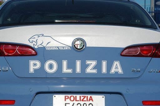 Vigevano: rubano un'auto in centro e tentano la fuga urtando alcuni veicoli in sosta. Denunciati due uomini
