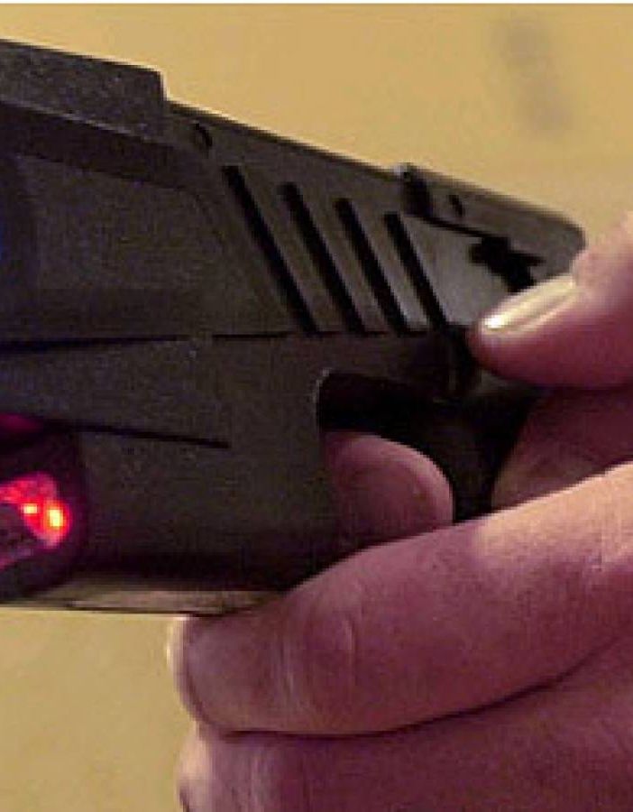 Regione Lombardia: presto i Taser nei Comuni sopra i 100mila abitanti, ‘estendere a quelli di 30mila’