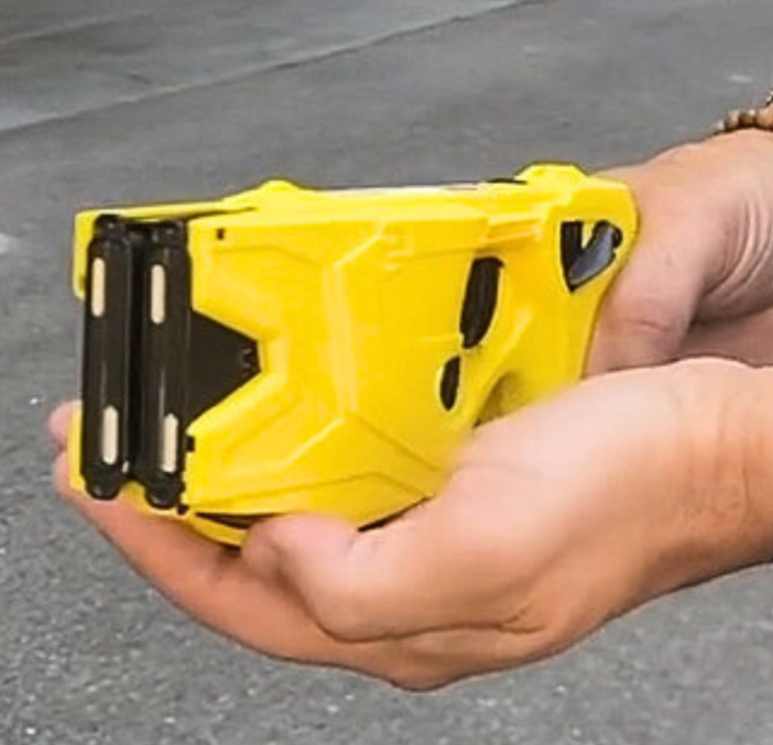 Vigevano: dà in escandescenza in corso Genova, intervengono gli agenti della Polizia e lo fermano con il taser