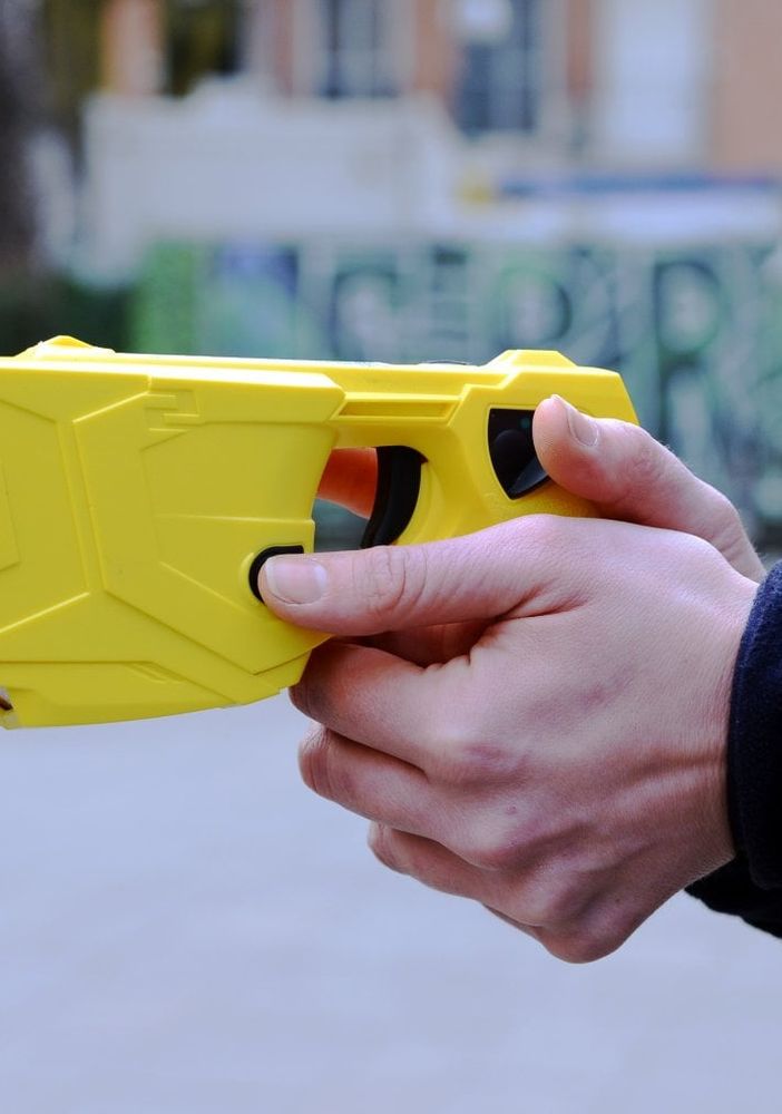 Milano, due persone bloccate col Taser