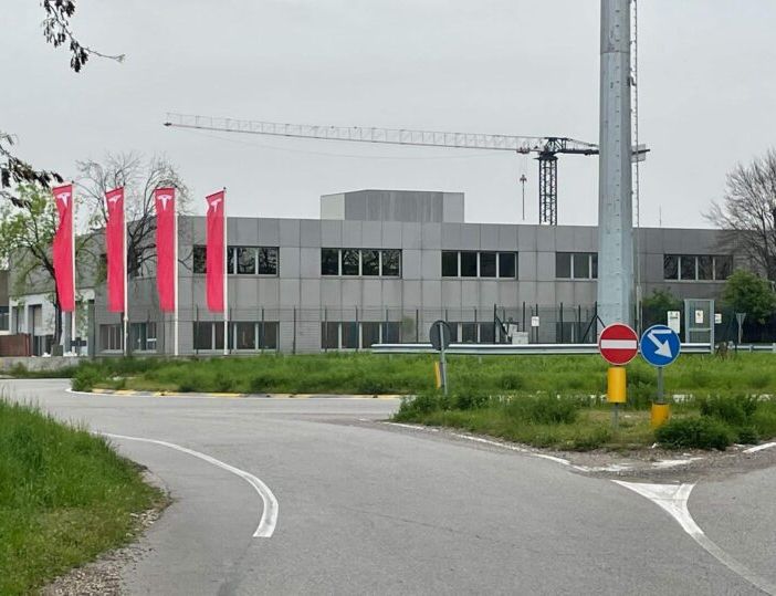 Tesla arriva ad Arluno, la base nel deposito di via Bellini