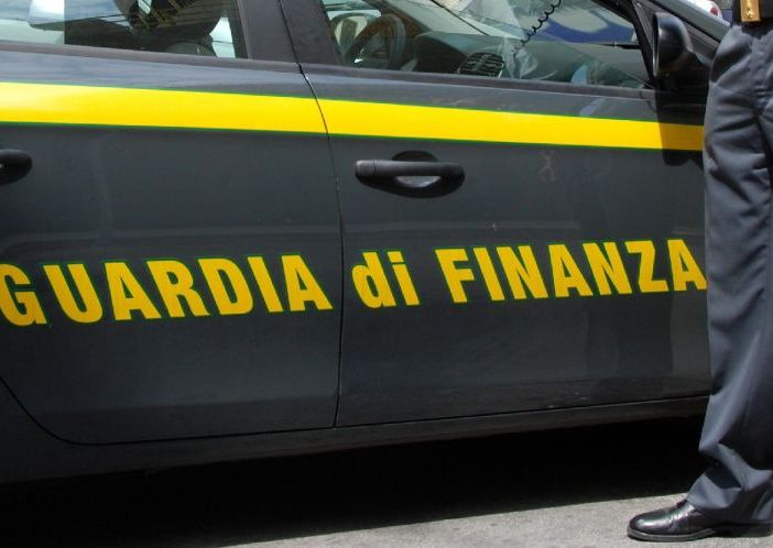 Voleva comprare un auto da 100 mila euro con assegno falso, arrestato dalla Finanza