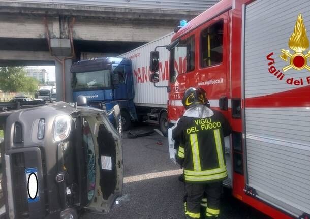Milano, scontro auto-Tir in Tangenziale: autista estratto da camion