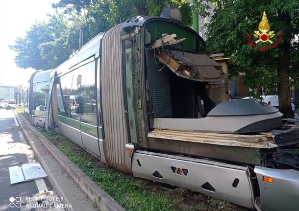 Milano, tram deraglia: sei contusi