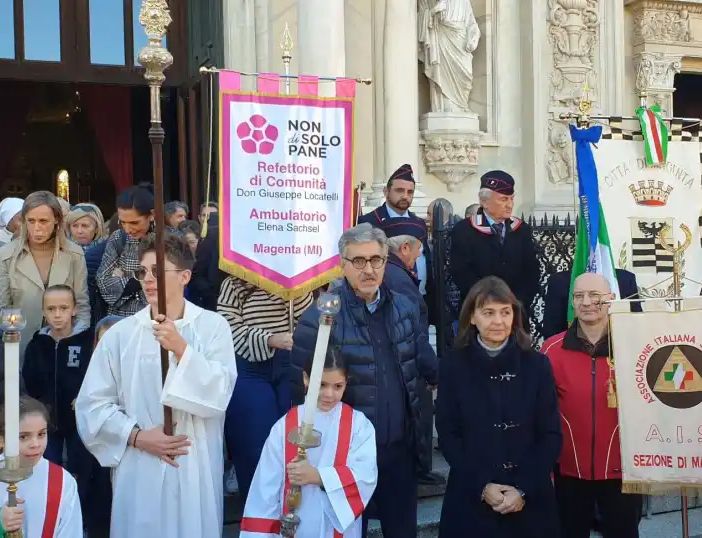 Agricoltori in festa a Magenta, il parroco don Giuseppe benedice i trattori sul sagrato della basilica