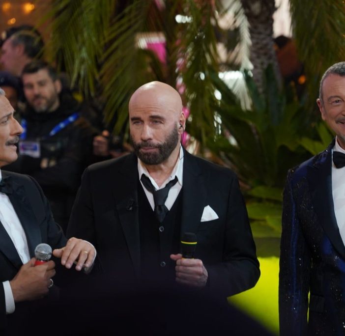 Polemica John Travolta a Sanremo 2024, Amadeus: &quot;Nessun tranello, sapeva tutto&quot;