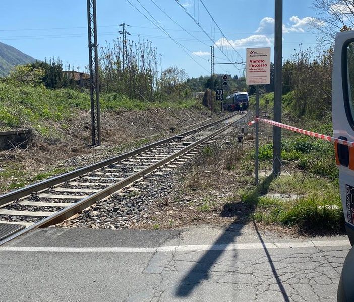 VIDEO. Omegna, muore investito dal treno nella zona del passaggio a livello