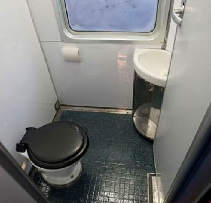 Seregno, 22enne si barrica nudo nella toilette di un treno