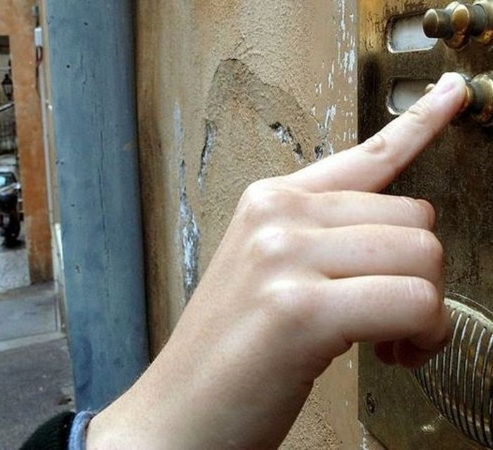 Gropello: pensionata 82enne raggirata dal falso agente della Polizia locale, in fuga con gioielli da 6mila euro