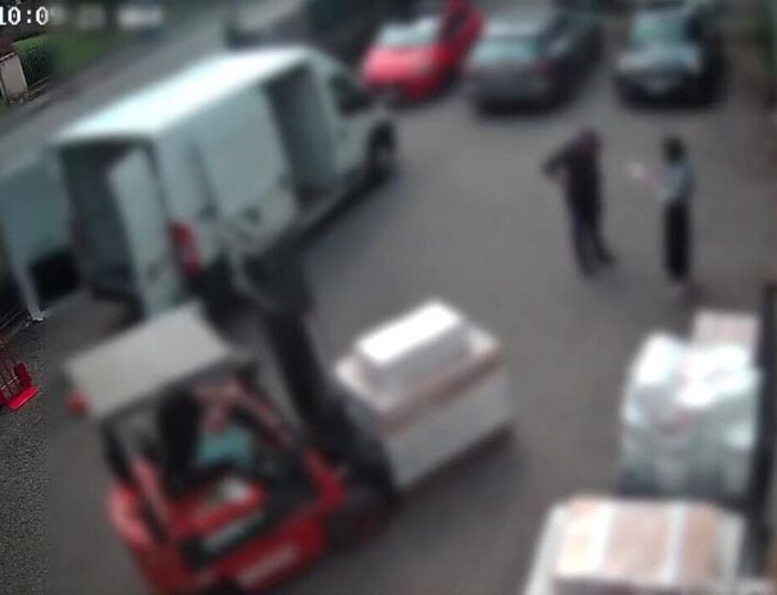 Truffavano le aziende con la tecnica del finto corriere: due arresti