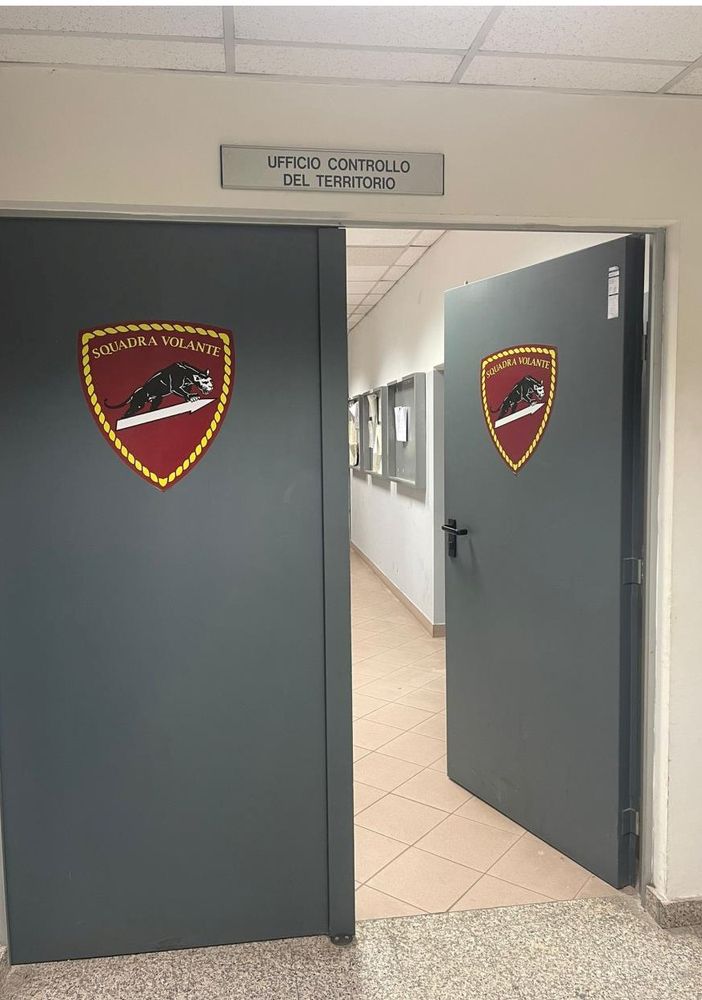 Pavia: molesta i clienti di un bar per farsi offrire da bere e aggredisce gli agenti della Polizia, scattano le manette