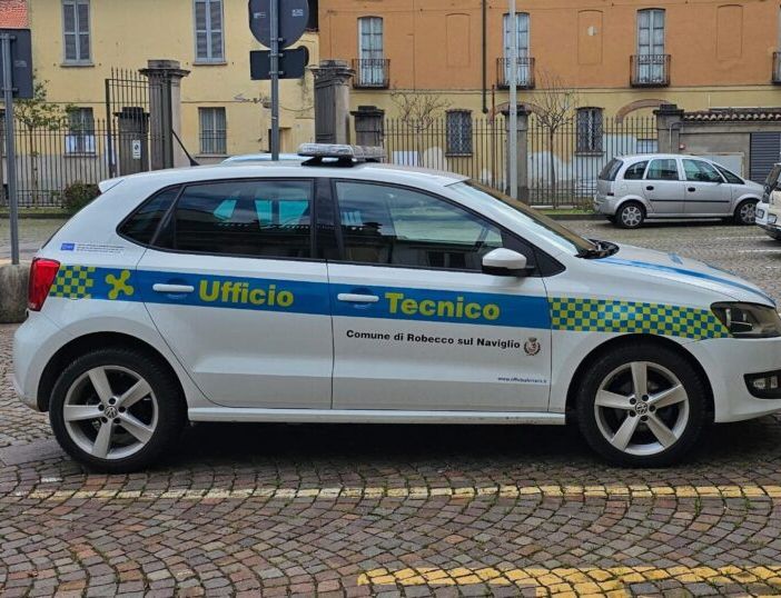A Robecco le auto dell’Ufficio Tecnico con livrea e barra lampeggiante, come quelle della Polizia locale