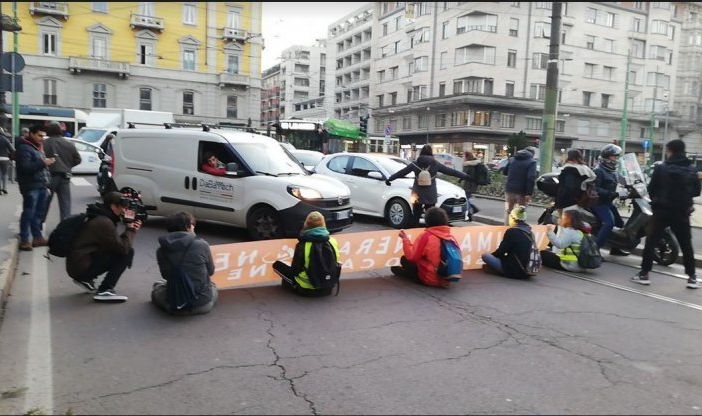 Milano, attivisti di Ultima Generazione bloccano traffico in centro