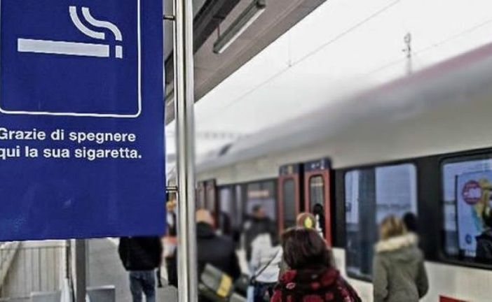 Fumano sul treno Pavia-Milano, uomo li rimprovera: aggredito e &quot;alleggerito&quot; del telefono
