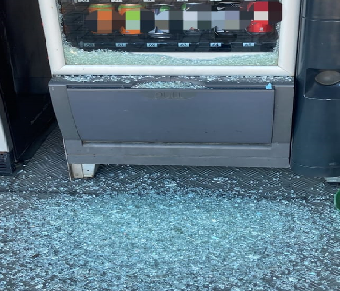 Raid nelle scuole di Cilavegna e Vigevano, razziati i distributori automatici