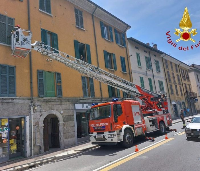 L'intervento di oggi dei vigili del fuoco di Como nell'abitazione di via Milano