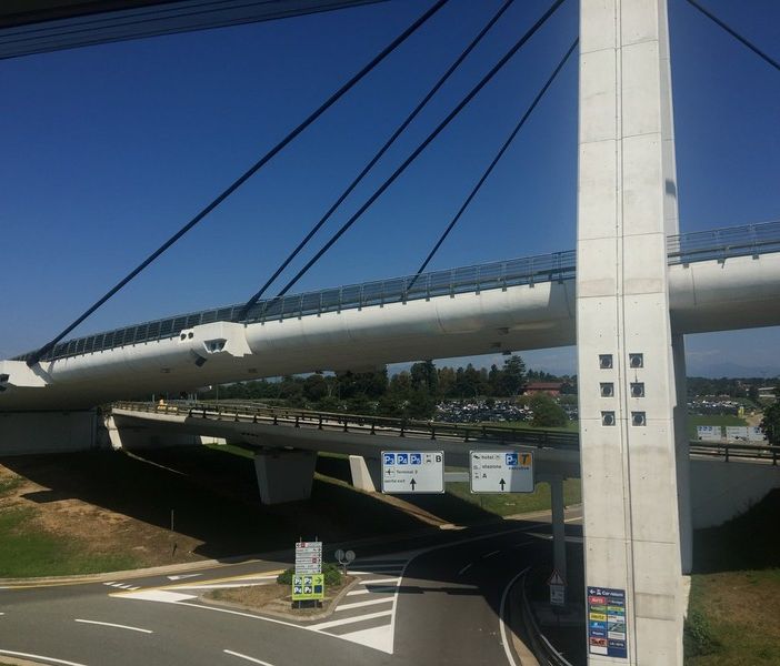 Ragazza cerca di gettarsi sul viadotto a Malpensa: la salva la polizia