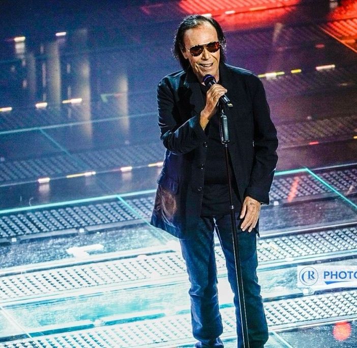 Sanremo 2025, Antonello Venditti emoziona l'Ariston con Amici Mai e Ricordati di me: &quot;Il passato ci deve portare a un futuro più bello&quot;