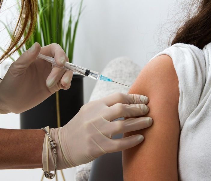 Vaccini per la fascia 12-29 anni: in Lombardia si parte col botto, già 441.478 prenotazioni