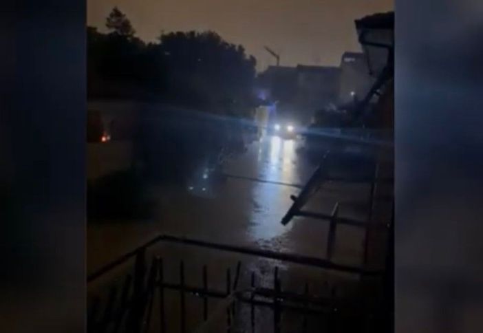 Sconvolgente video rilanciato dal canale YouTube di NaturalMeteo: in una Faenza spettrale, immersa nel buio e sommersa dall'acqua, tra i lampeggianti dei mezzi di soccorso, si sentono le grida disperate dei cittadini che chiedono aiuto, isolati nelle loro abitazioni