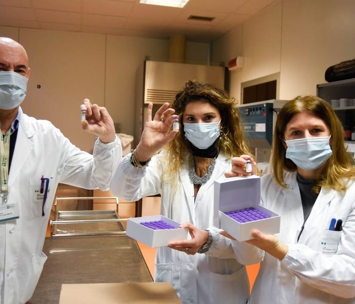 In Lombardia superate le centomila vaccinazioni anti Covid. Monti: «Se non arrivano scorte domenica saremo costretti a fermarci»
