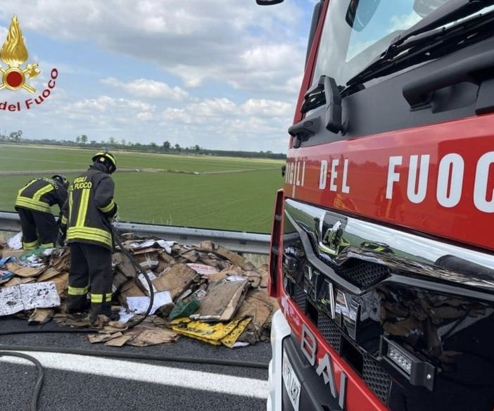 In fiamme un cassone contenente cartone pressato