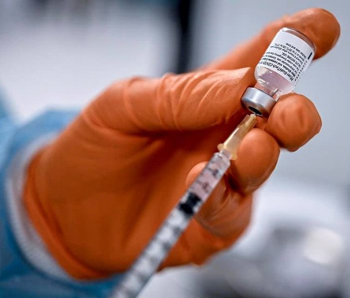 Vaccini, Fontana: «Da lunedì 19 aprile al via le prenotazioni per gli over 65. Mi metterò in lista anche io»