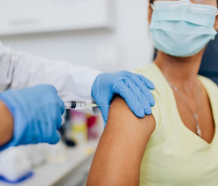 Fontana: «Già 450 mila lombardi nella fascia 50-59 anni, cioè un terzo del totale, hanno prenotato la vaccinazione»