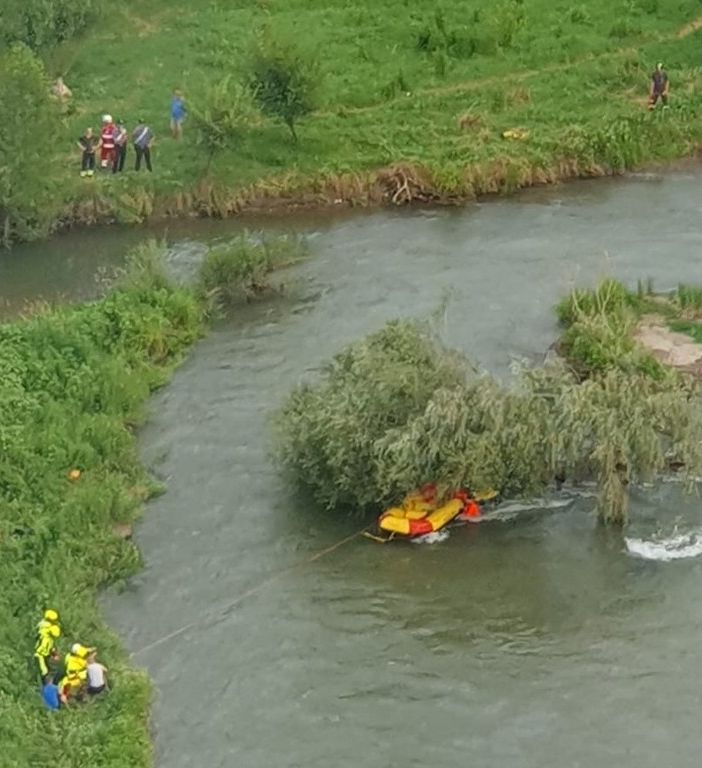 Famiglia aggrappata a un albero in un fiume nel Bresciano: salvata con l'aiuto dell'elicottero Drago