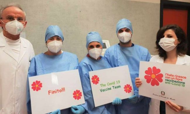 Nella foto: il dott. Giovanni Ferrari, Direttore dell’UOC di Medicina Interna dell’Ospedale di Broni-Stradella, con il Team per la vaccinazione anti Covid-19, al termine della campagna di somministrazione al personale dipendente ed ai collaboratori di ASST Pavia, presso il presidio Spoke