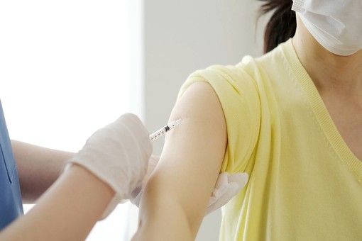 Circolare del ministero: «Terza dose del vaccino dopo 5 mesi». Provvedimento in vigore da mercoledì