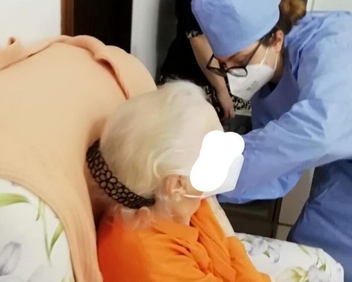 77 anni di matrimonio, 106 anni lui, 101 lei: appena vaccinati entrambi..