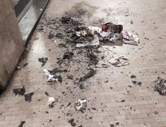 Magenta, ancora vandali in Galleria, bruciati fogli di giornale. La protesta dei titolari dei bar
